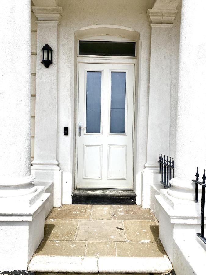 Stunning 2 Bed Apartment Sea Views And Parking Worthing Bagian luar foto